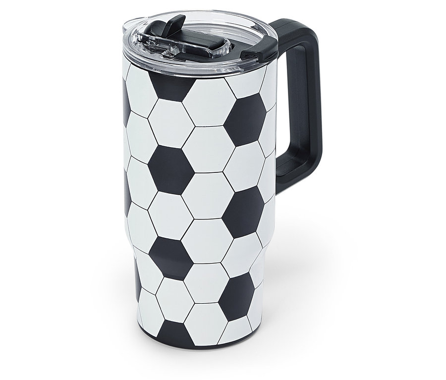 Un gobelet isotherme avec un motif de ballon de football et une poignée noire se trouve sur un fond blanc.