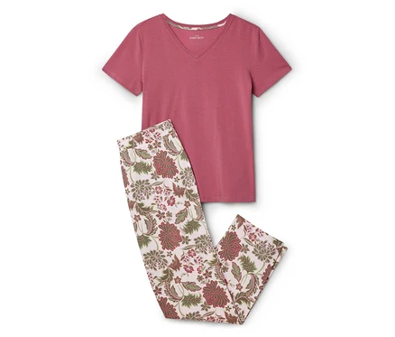 Un t-shirt rose est posé à côté d'un long pantalon de pyjama à fleurs.