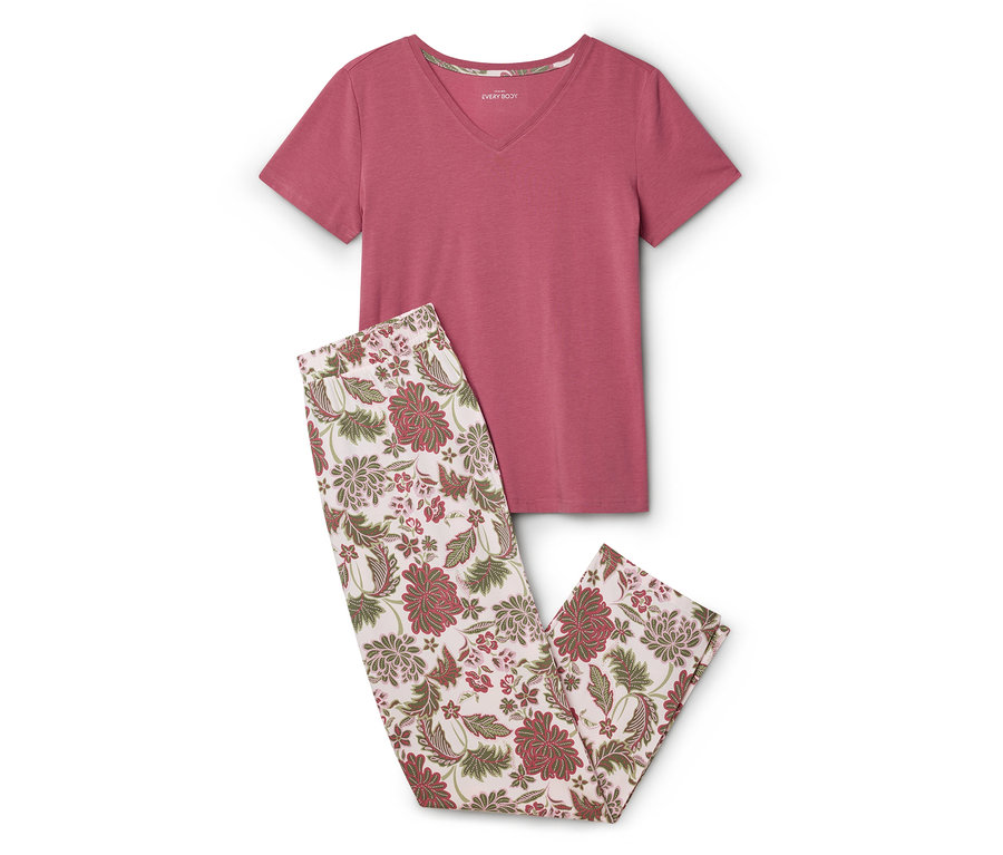 Un t-shirt rose est posé à côté d'un long pantalon de pyjama à fleurs.