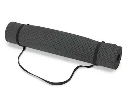 Un tapis de yoga gris enroulé avec une sangle de transport est posé sur un fond blanc.
