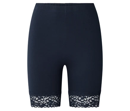Gros plan sur un legging court bleu marine avec une bordure en dentelle au bas de la jambe.