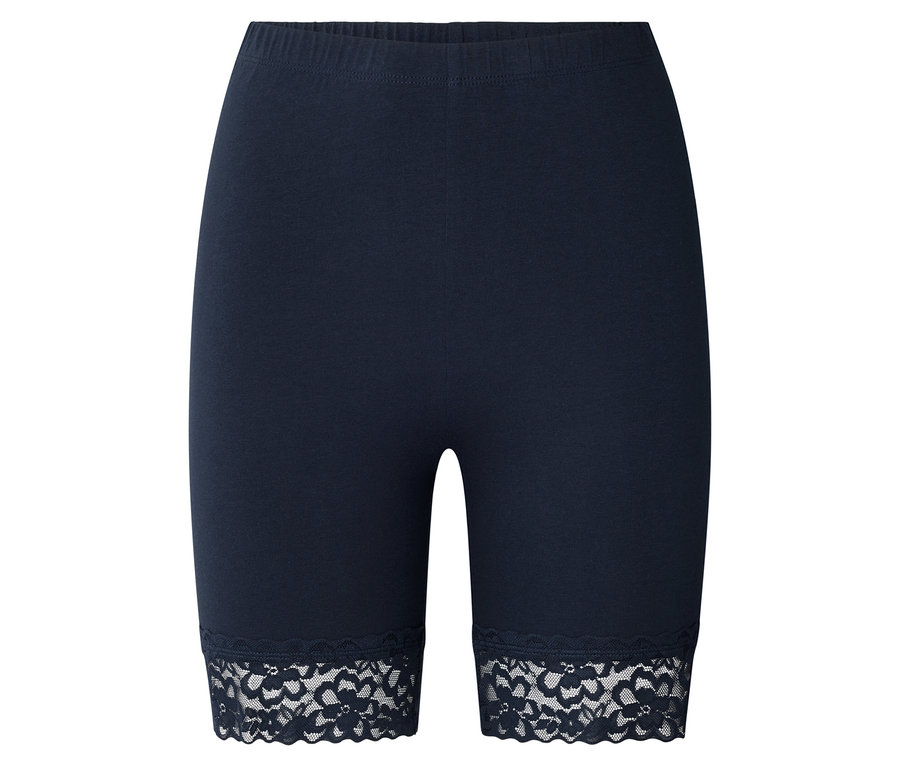 Gros plan sur un legging court bleu marine avec une bordure en dentelle au bas de la jambe.