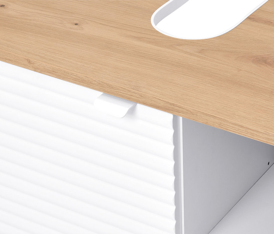 Vue détaillée d'une table en bois marron clair avec une façade de tiroir blanche et rainurée en dessous.