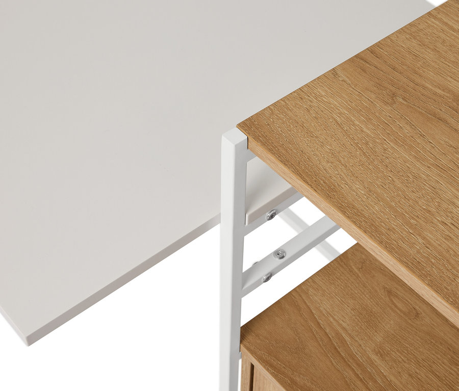 Gros plan d'un plateau de table blanc à côté d'une étagère avec des surfaces en bois et un cadre blanc.