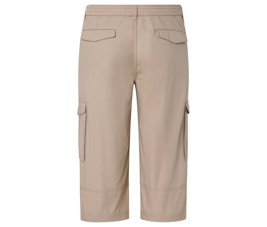Pantalon cargo beige trois-quarts vu de dos avec poches.