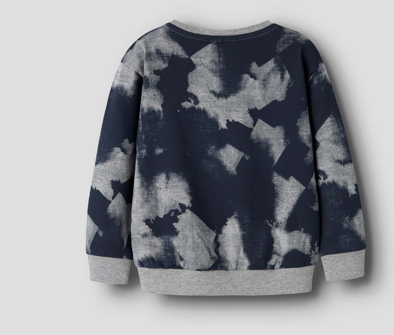 Vue arrière d'un sweat-shirt NAME IT à motif batik.