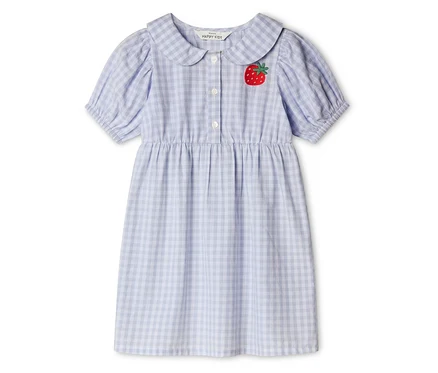 Robe enfant bleu clair à carreaux avec application fraise.