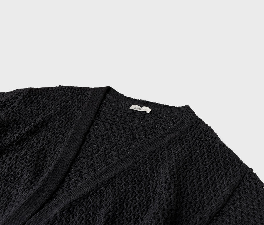 Gros plan sur un cardigan en maille noire avec un col en V.