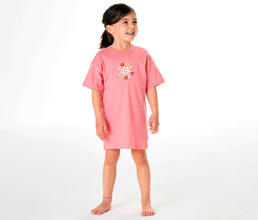 Fillette portant une chemise de nuit pour enfant SCHIESSER rose avec un imprimé coloré.