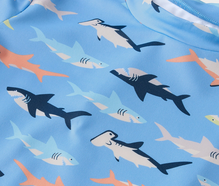 Chemise bleue avec motif de requins.