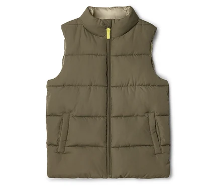 Un gilet matelassé vert olive avec fermeture éclair jaune et col montant sur fond blanc.