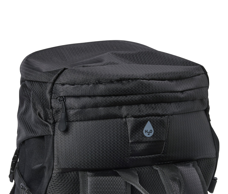Vue détaillée d'un sac à dos noir avec fermeture éclair et logo H2O.