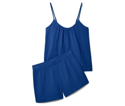 Ensemble de pyjama bleu comprenant un débardeur à bretelles spaghetti et un short.