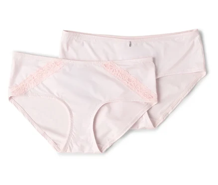 Deux culottes de femmes rose clair sont posées l'une sur l'autre.