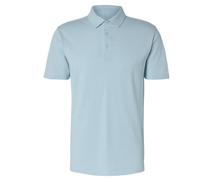 Polo bleu clair avec trois boutons et manches courtes.