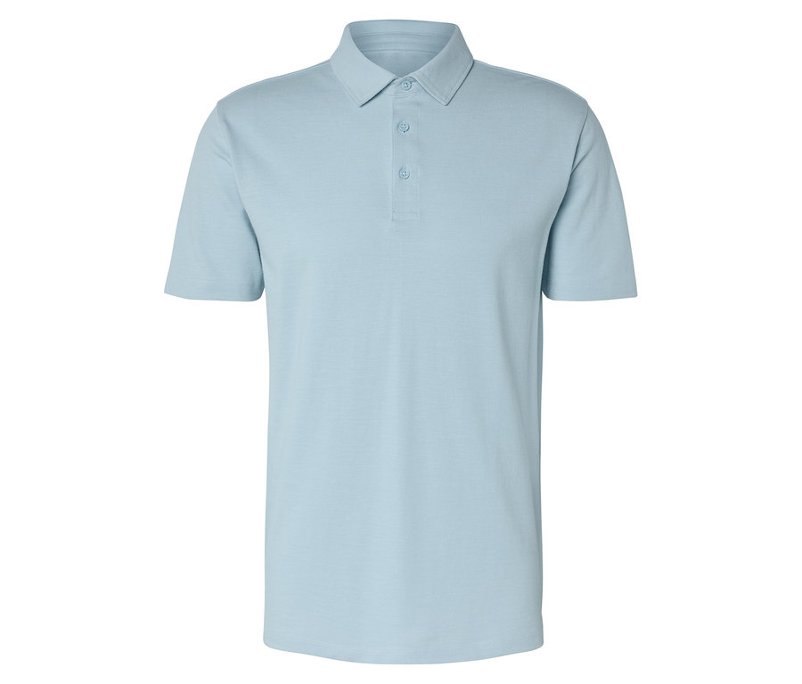 Polo bleu clair avec trois boutons et manches courtes.