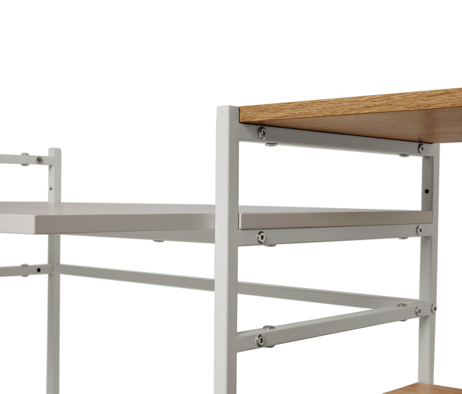 Gros plan d'une étagère avec des tablettes brun clair et blanches et un cadre en métal blanc.