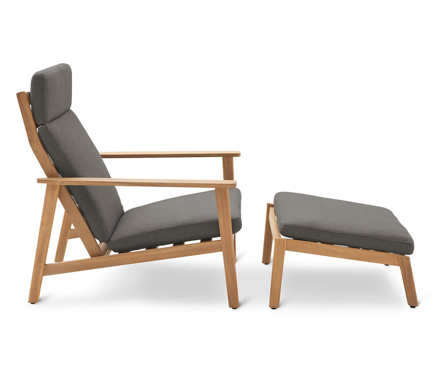 Un fauteuil gris avec un cadre en bois est placé à côté d'un tabouret gris.