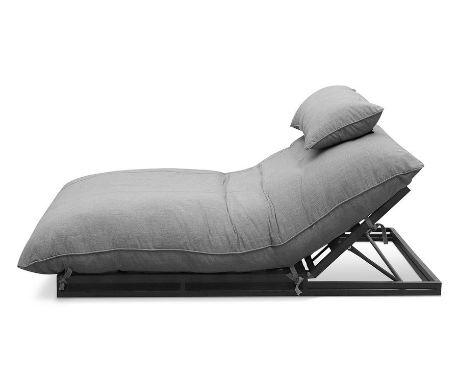 Une chaise longue grise avec un coussin repose sur un cadre métallique noir.