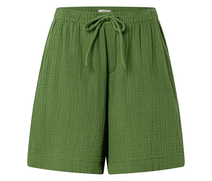 Short vert avec taille élastique et cordon de serrage.