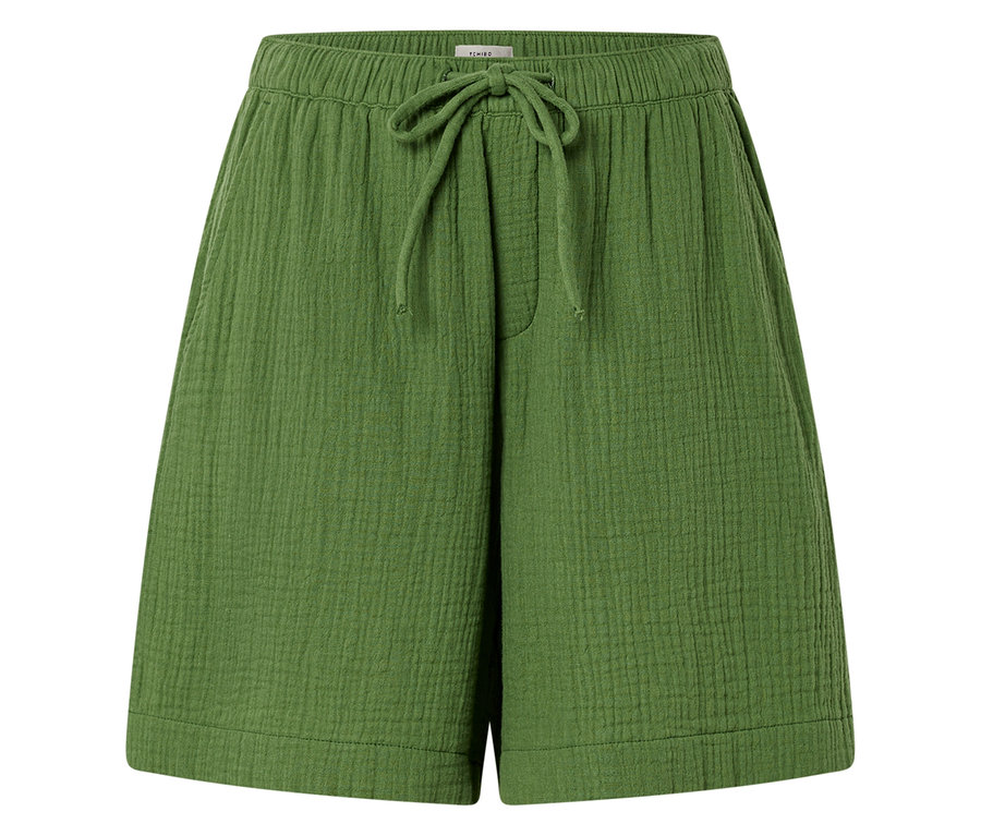 Short vert avec taille élastique et cordon de serrage.