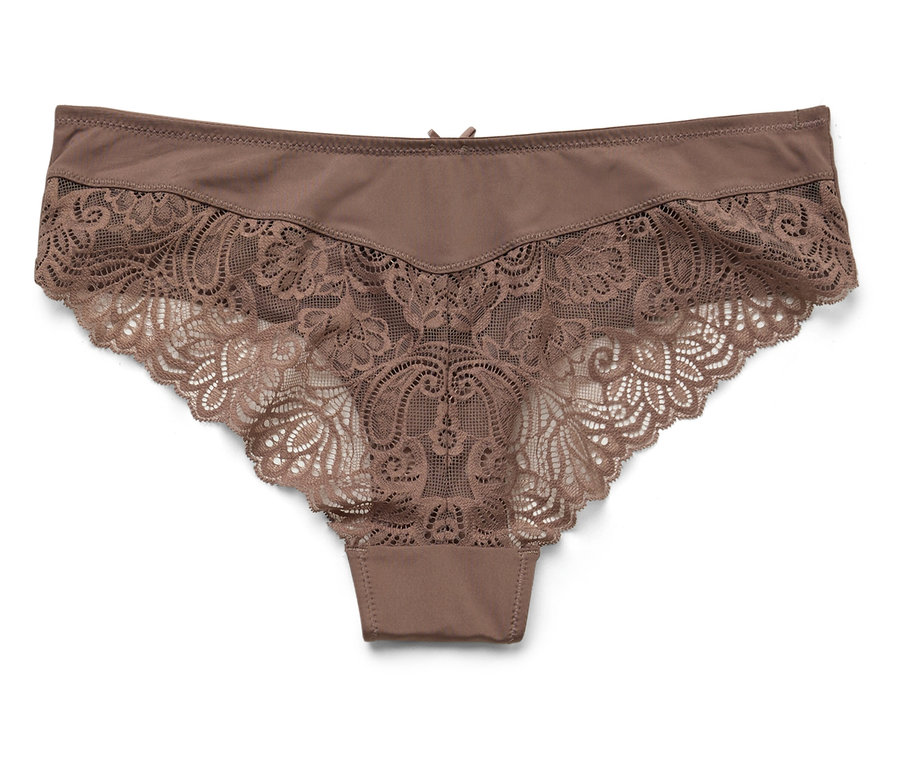 Culotte marron avec garniture en dentelle sur fond blanc.