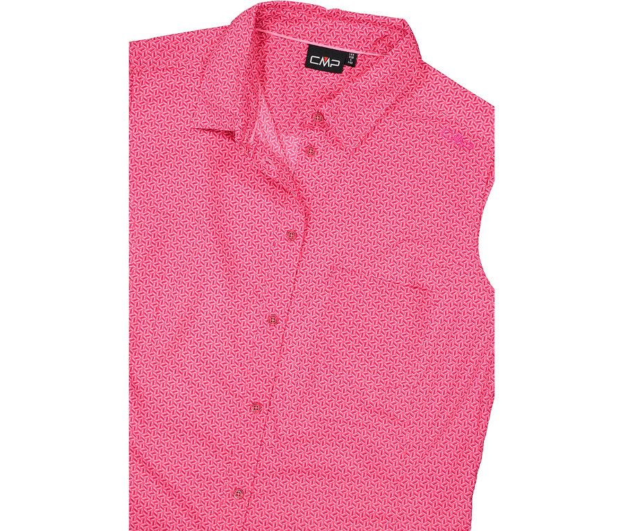 Gros plan d'une chemise rose à motifs CMP avec fermeture boutonnée.
