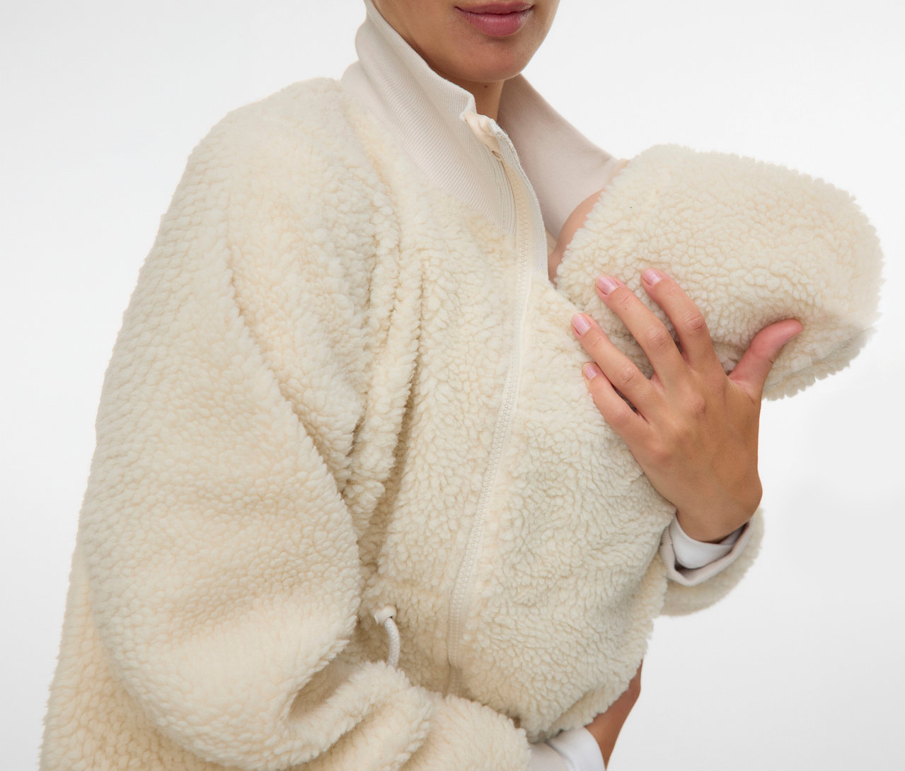 Femme tenant un bébé dans la veste Teddy beige 3 en 1 MAMALICIOUS «
MLCARLY
» zippée.