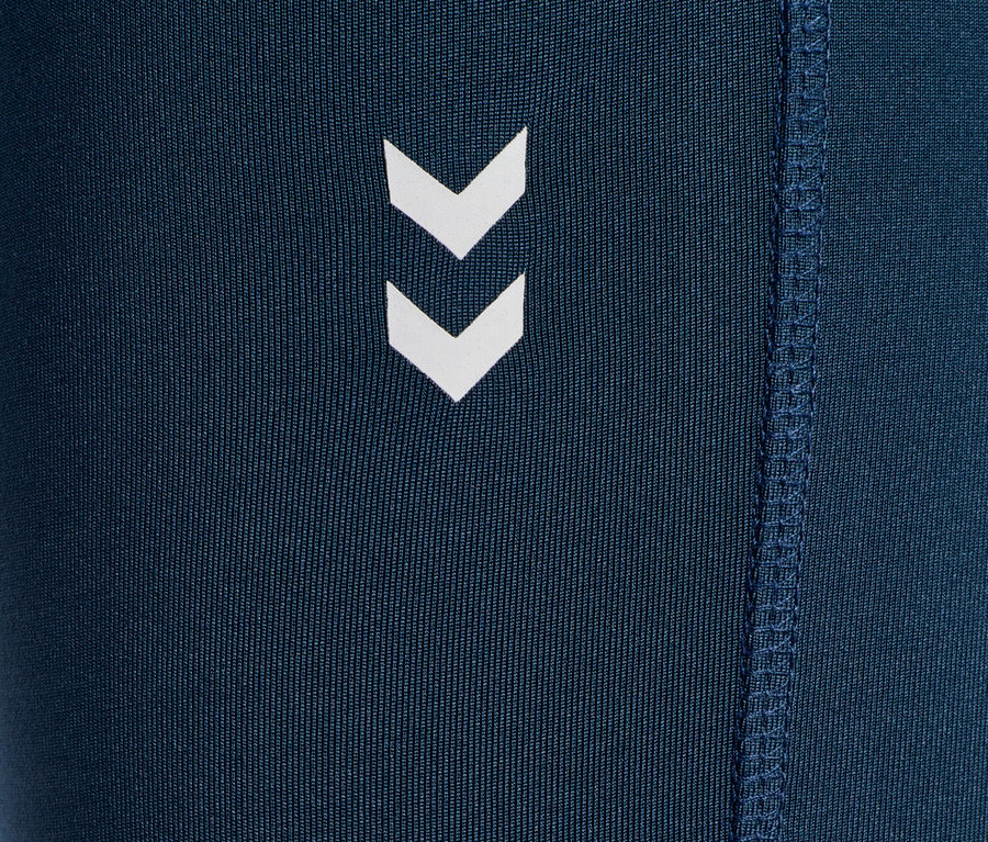 Gros plan sur un legging bleu marine avec un logo d'angle blanc.