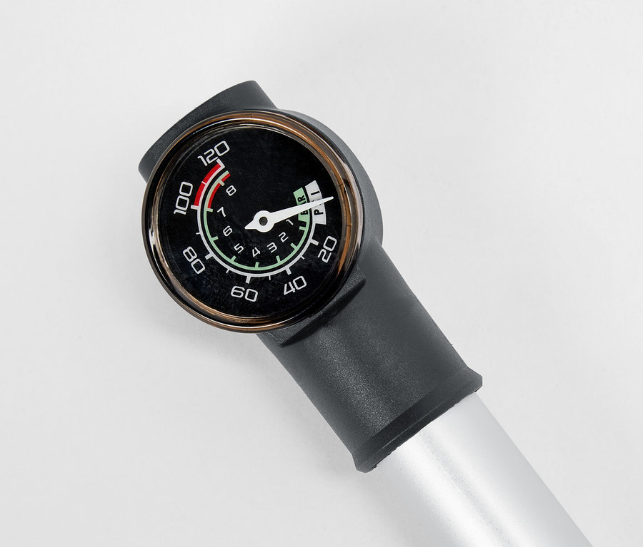 Gros plan d'une pompe à air avec manomètre.