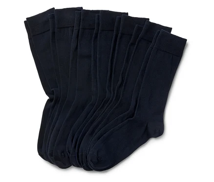 Plusieurs chaussettes bleu marine sont alignées les unes à côté des autres.
