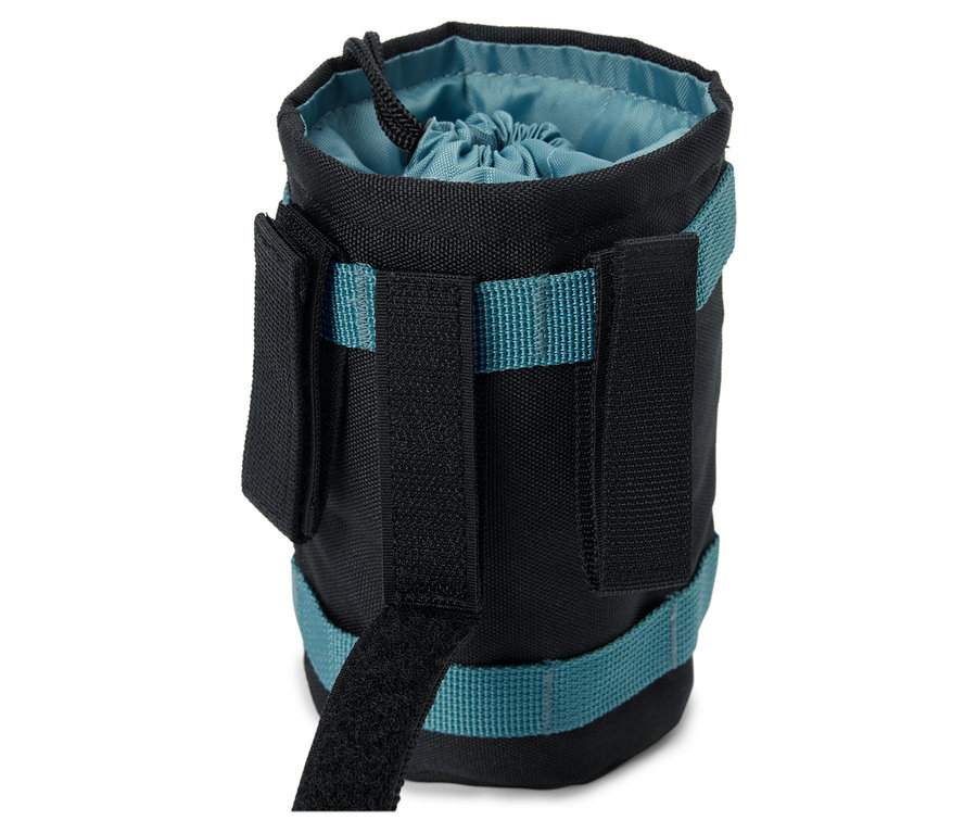 Sac noir avec des accents turquoise et fermeture à cordon.