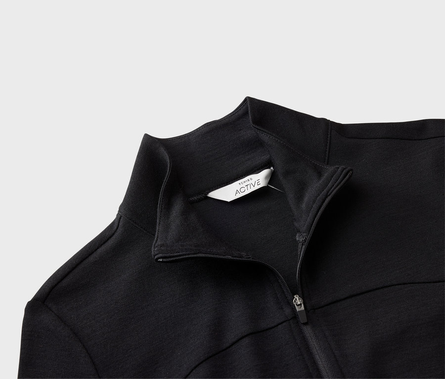 Vue détaillée d'une veste noire Tchibo Active avec fermeture éclair et col.