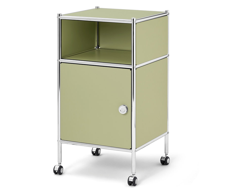 Une table de chevet modulaire verte avec un cadre chromé et des roulettes.