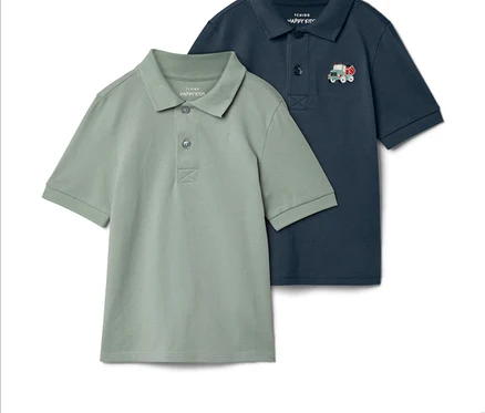 Deux polos à manches courtes, un vert olive et un bleu marine avec une petite application de train, sont posés côte à côte.