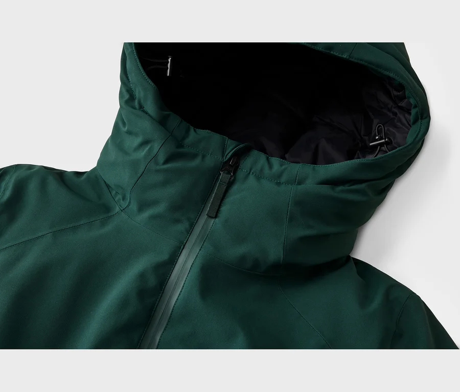 Veste vert foncé avec capuche, fermeture éclair visible et doublure intérieure noire dans la capuche.