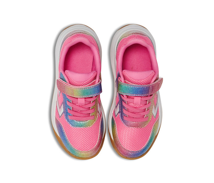 Une paire de baskets roses avec des accents irisés arc-en-ciel, des semelles blanches et une fermeture auto-agrippante, vue de dessus.
