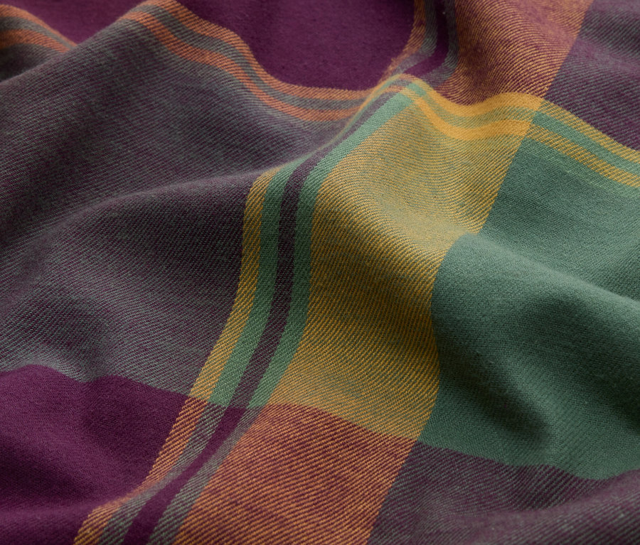 Tissu à carreaux plissé violet, vert, orange et jaune.