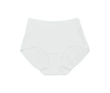 Des sous-vêtements féminins blancs reposent sur un fond blanc.