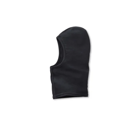 Une cagoule de performance noire repose sur un fond blanc.