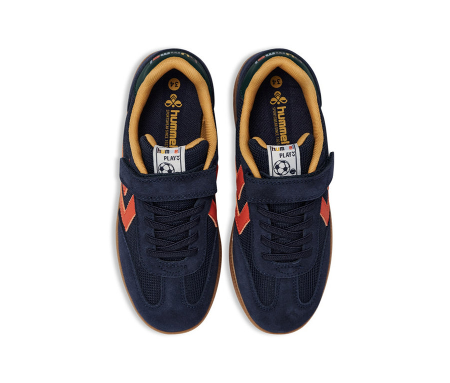 Deux baskets hummel® VM78 CPH JR, bleu marine avec des chevrons orange, des semelles en gomme et une fermeture à scratch sur les lacets.