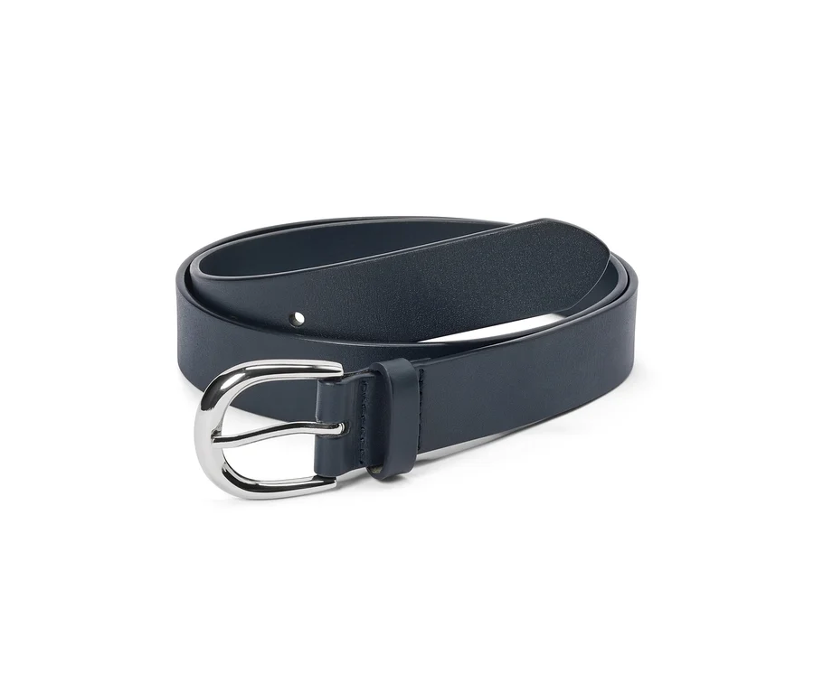 Sur un fond blanc, une ceinture bleu marine avec une boucle argentée.