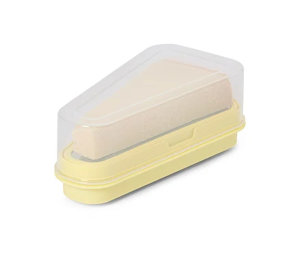 Un morceau de fromage dans une boîte à fromage jaune avec un couvercle transparent.
