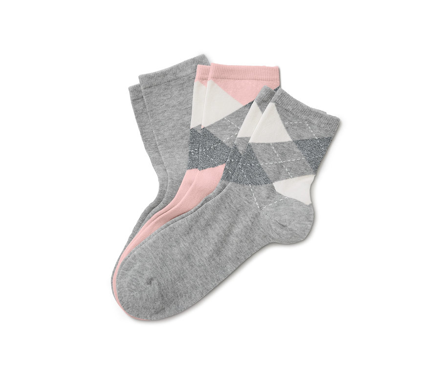 Trois paires de chaussettes.