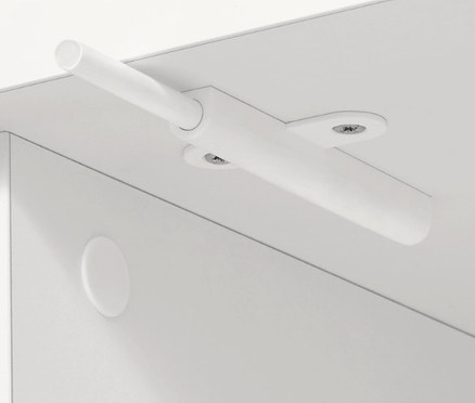 Détail d'un meuble blanc avec mécanisme d'ouverture.