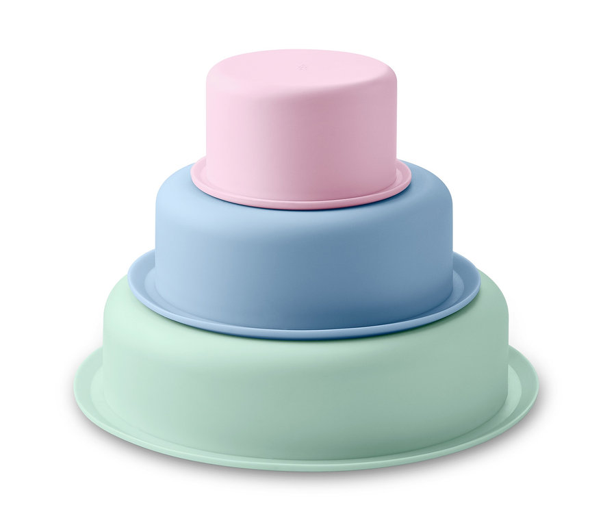 Kit pour la préparation de tartes. Trois moules à gâteau colorés empilés les uns sur les autres.