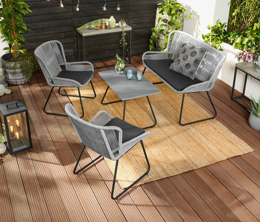 Ensemble de meubles de jardin quatre pièces « Rope » avec deux tables consoles à l'aspect béton et des bacs à plantes en poly rotin d'environ 48 x 92 cm et 40 x 44 cm ainsi qu'une lanterne d'extérieur à filament LED.