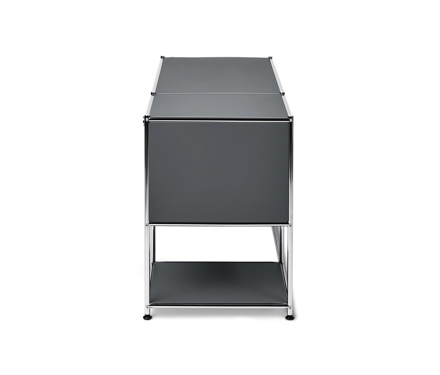 Vue détaillée d'un bureau en métal « CN3 » gris avec porte rabattante.