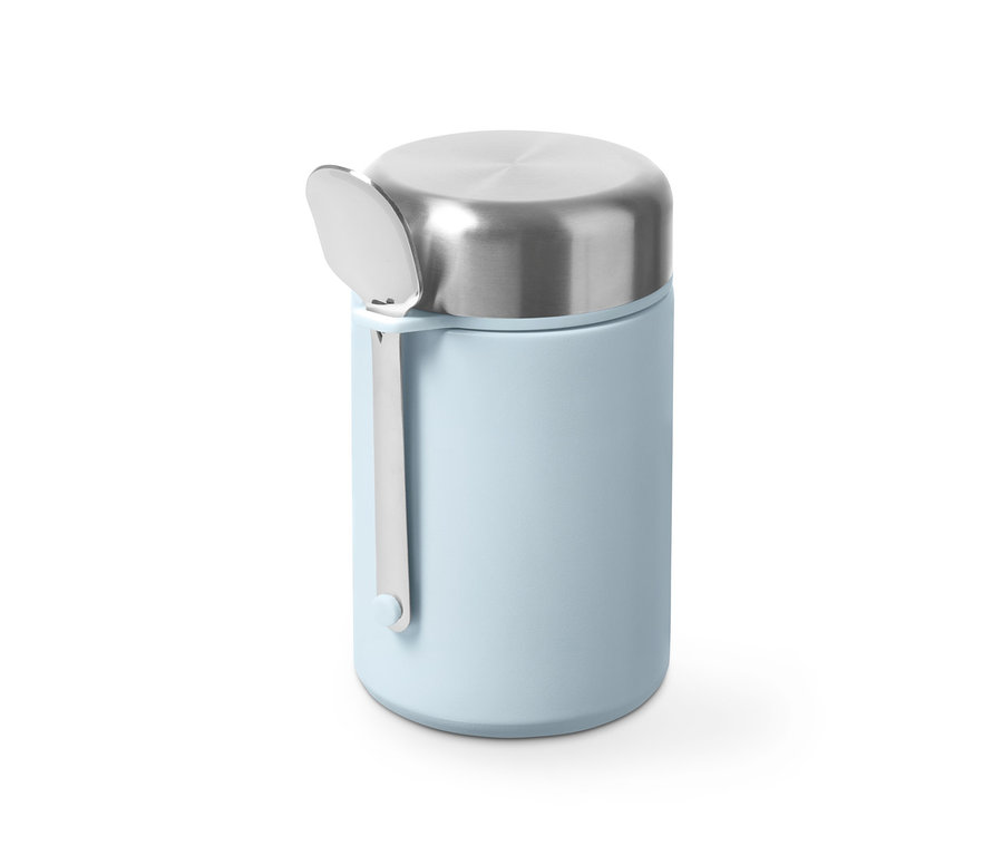 Un récipient thermo à emporter bleu avec un couvercle argenté et une cuillère.