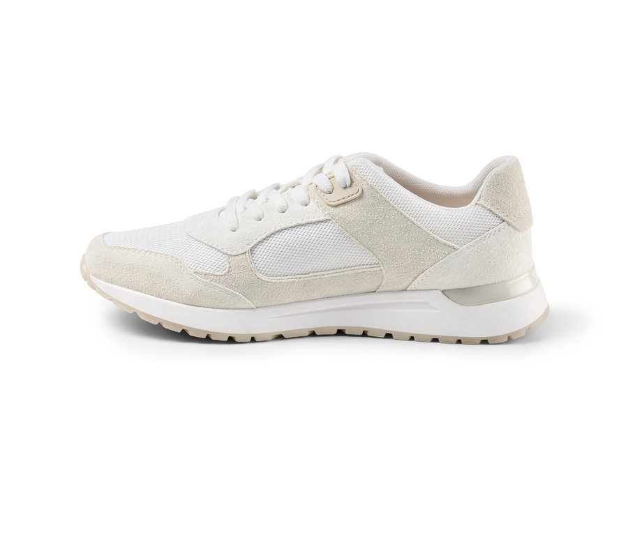Une basket en cuir velours sur fond blanc.